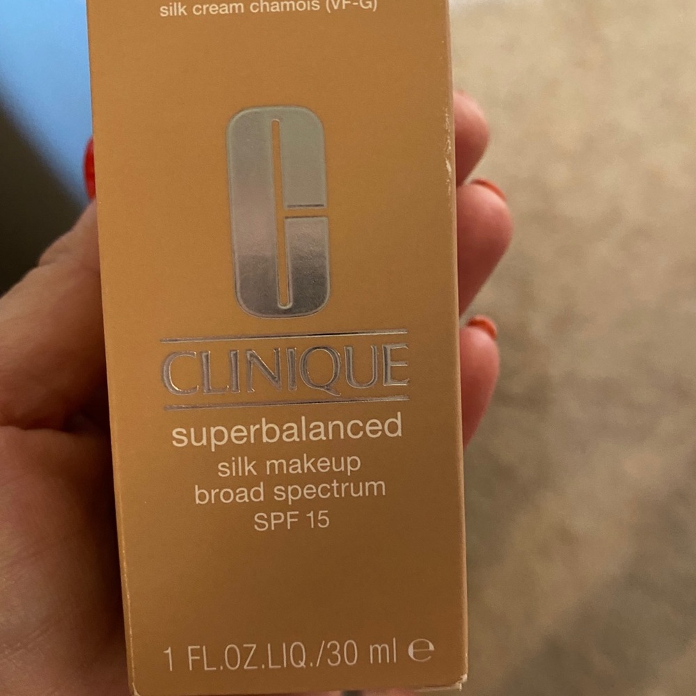 Clinique Superbalanced Silk Makeup (shade-06)